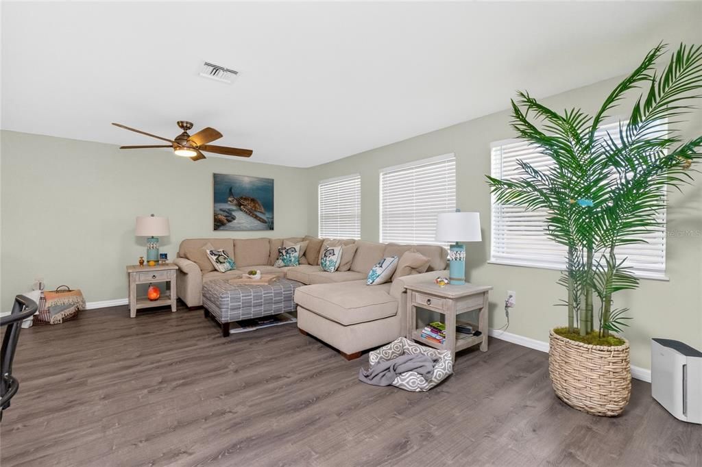 For Sale: $335,000 (3 beds, 2 baths, 1739 Square Feet)