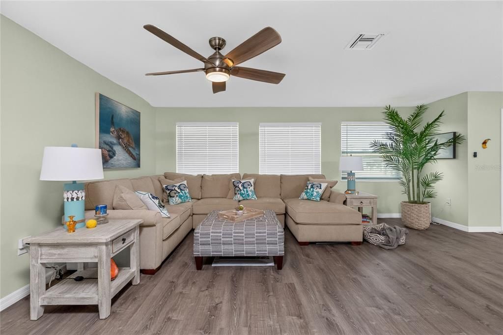 For Sale: $335,000 (3 beds, 2 baths, 1739 Square Feet)