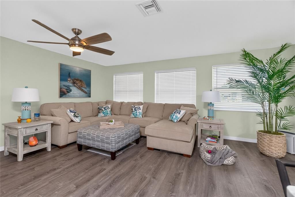 For Sale: $335,000 (3 beds, 2 baths, 1739 Square Feet)