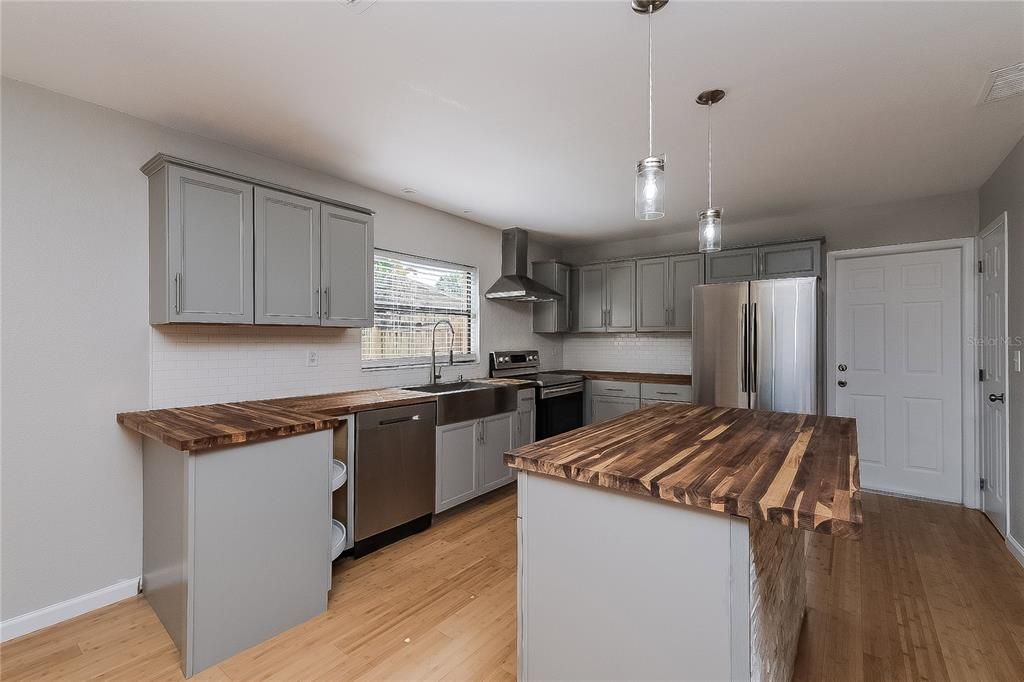 For Sale: $350,000 (3 beds, 2 baths, 1590 Square Feet)