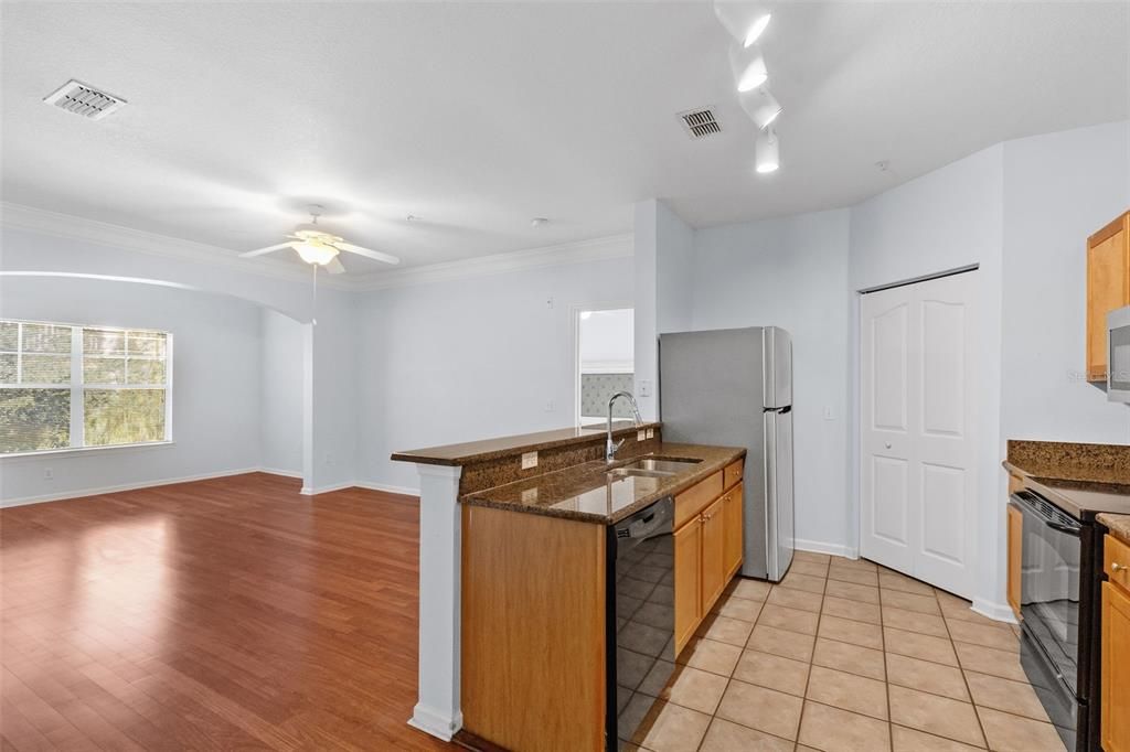 For Sale: $295,000 (2 beds, 2 baths, 1242 Square Feet)