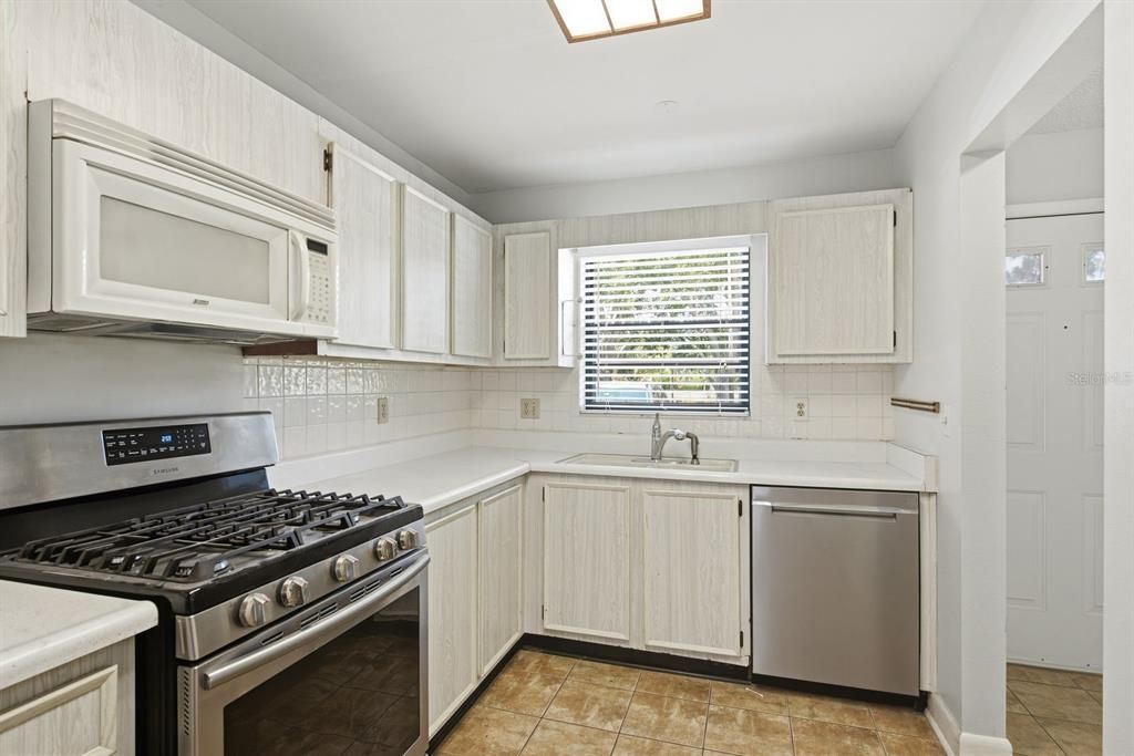 For Sale: $130,000 (2 beds, 2 baths, 1135 Square Feet)