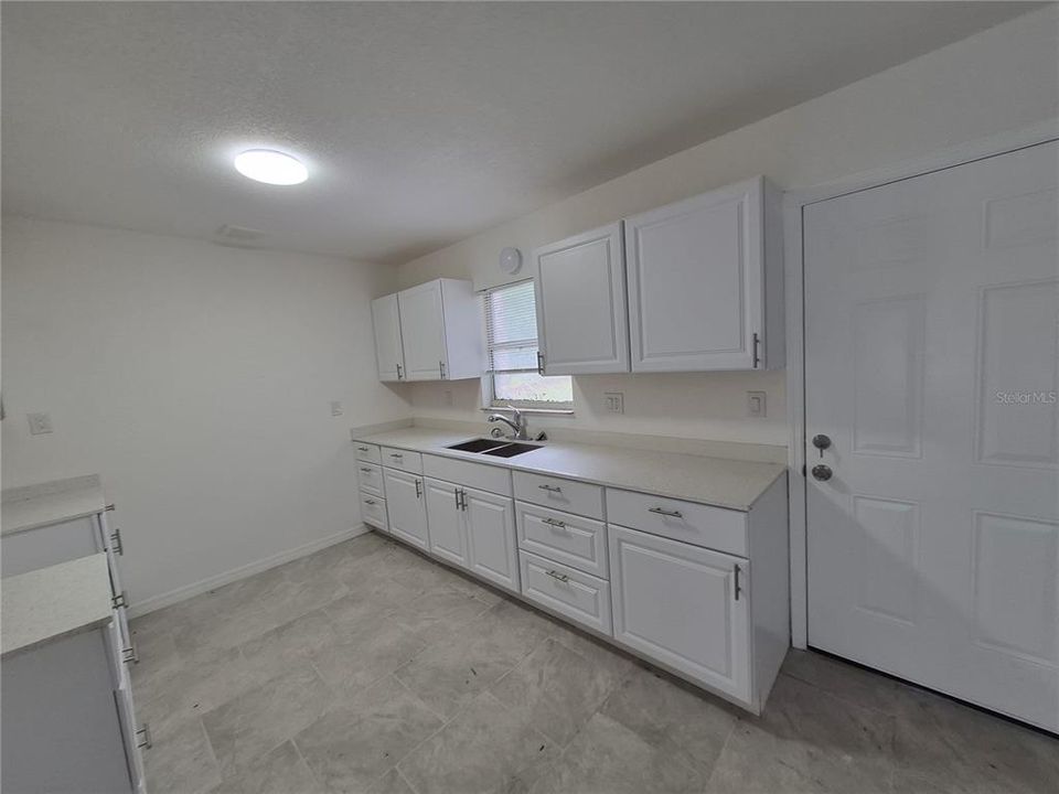 For Rent: $1,299 (3 beds, 1 baths, 1078 Square Feet)