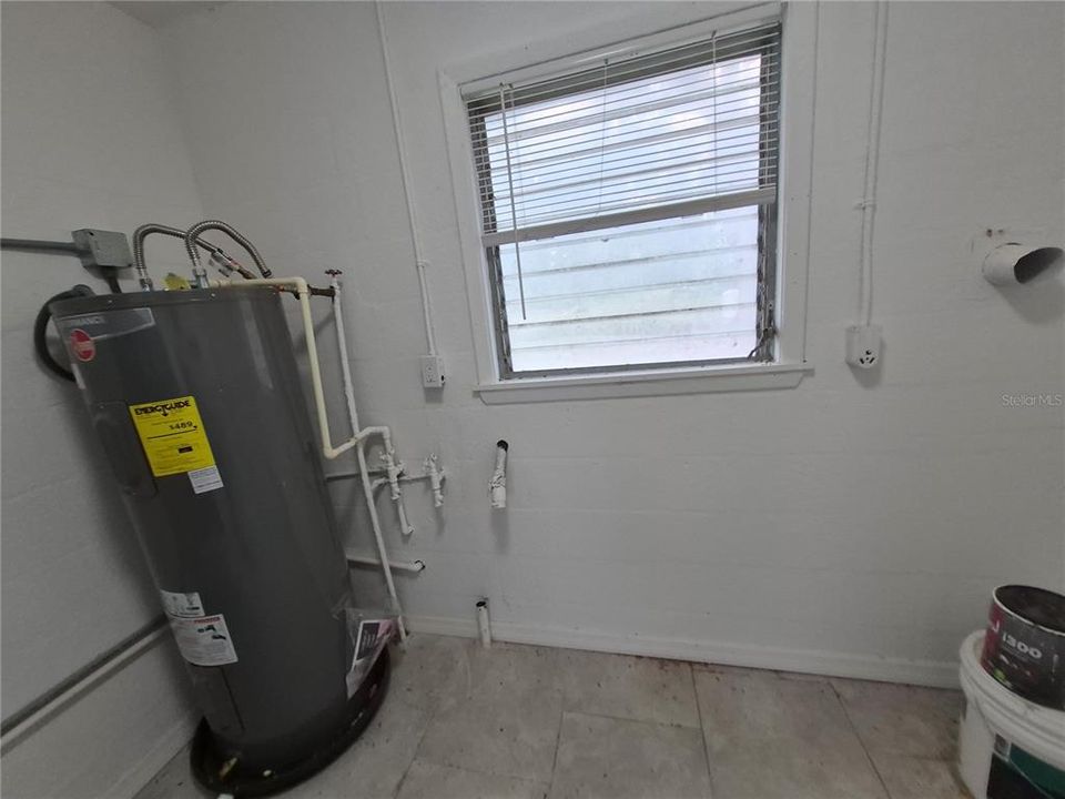 For Rent: $1,299 (3 beds, 1 baths, 1078 Square Feet)