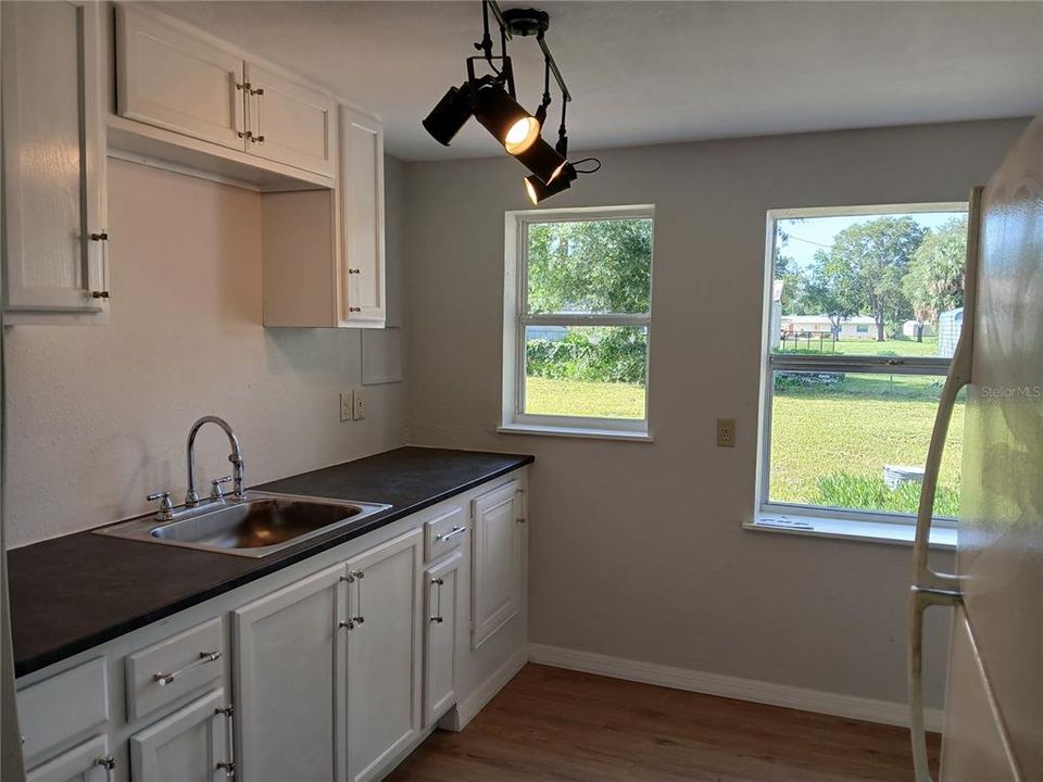 For Sale: $155,000 (2 beds, 1 baths, 660 Square Feet)
