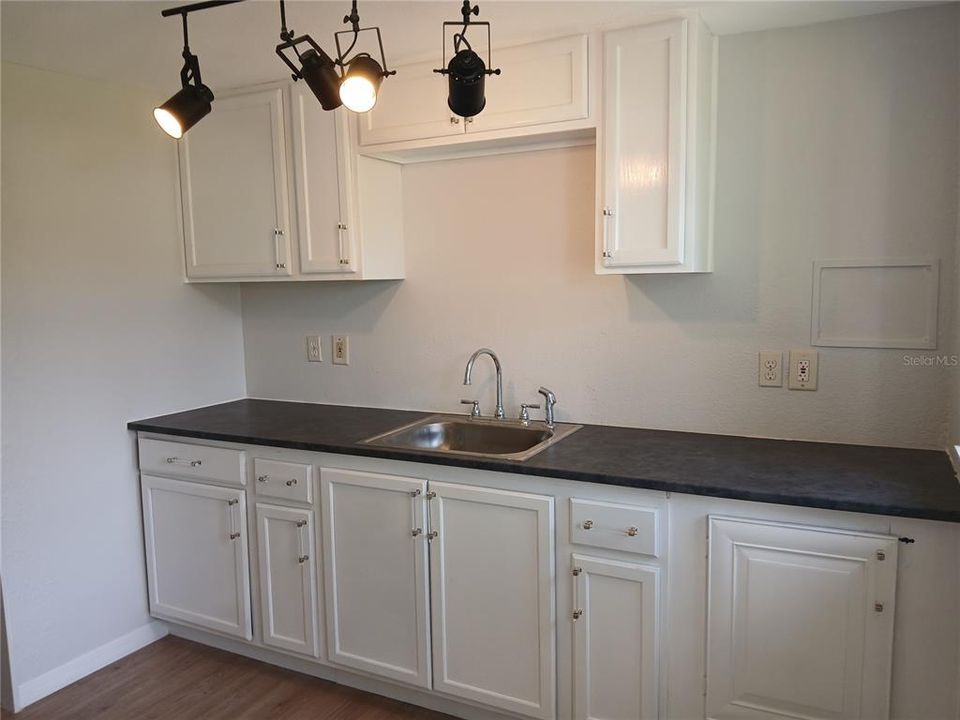 For Sale: $155,000 (2 beds, 1 baths, 660 Square Feet)
