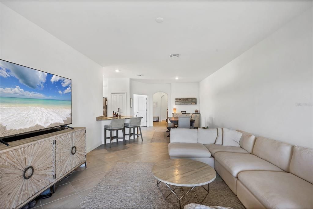 For Sale: $369,900 (2 beds, 2 baths, 1557 Square Feet)