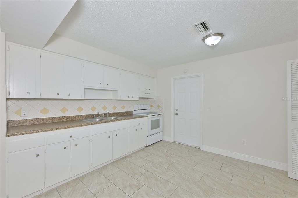 For Rent: $1,525 (2 beds, 1 baths, 804 Square Feet)