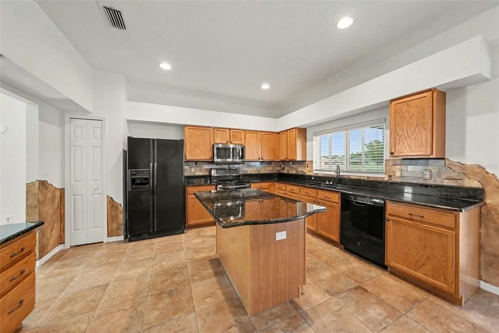 For Sale: $650,000 (5 beds, 2 baths, 3343 Square Feet)