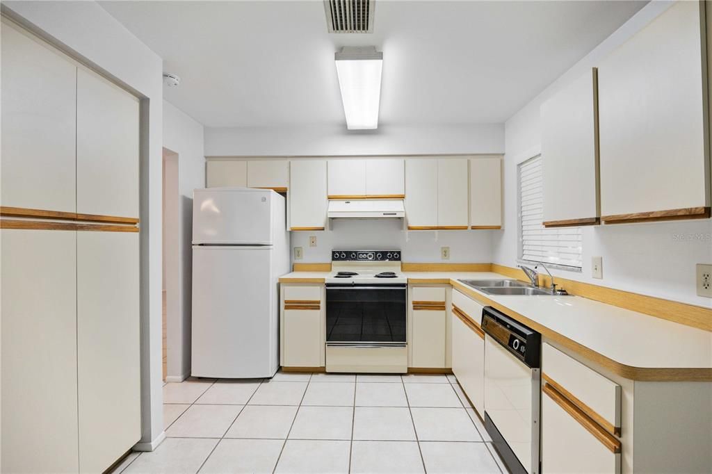 En Venta: $270,000 (2 camas, 2 baños, 1824 Pies cuadrados)