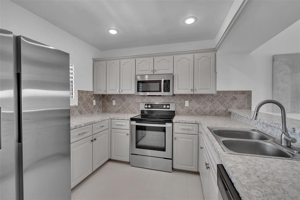 For Sale: $210,000 (1 beds, 1 baths, 763 Square Feet)