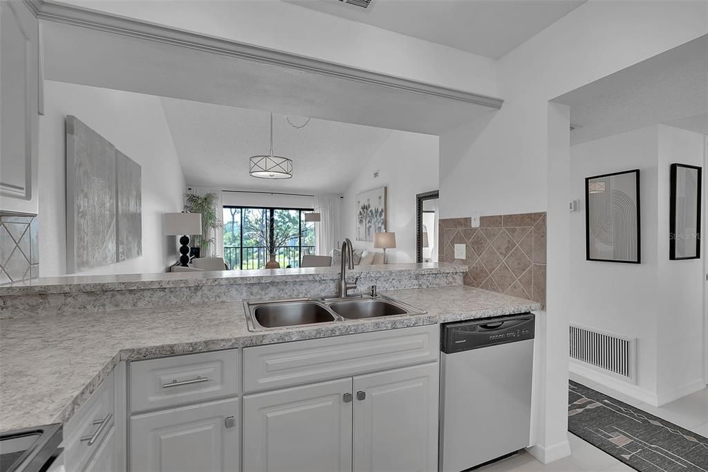 For Sale: $210,000 (1 beds, 1 baths, 763 Square Feet)