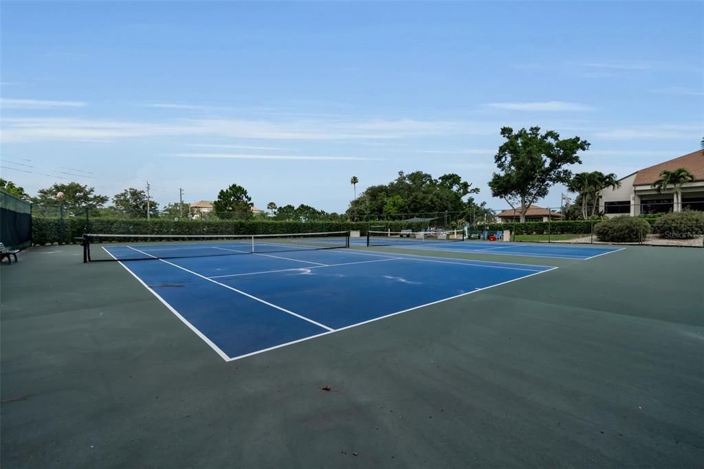 For Sale: $210,000 (1 beds, 1 baths, 763 Square Feet)