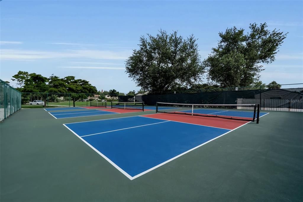 For Sale: $210,000 (1 beds, 1 baths, 763 Square Feet)