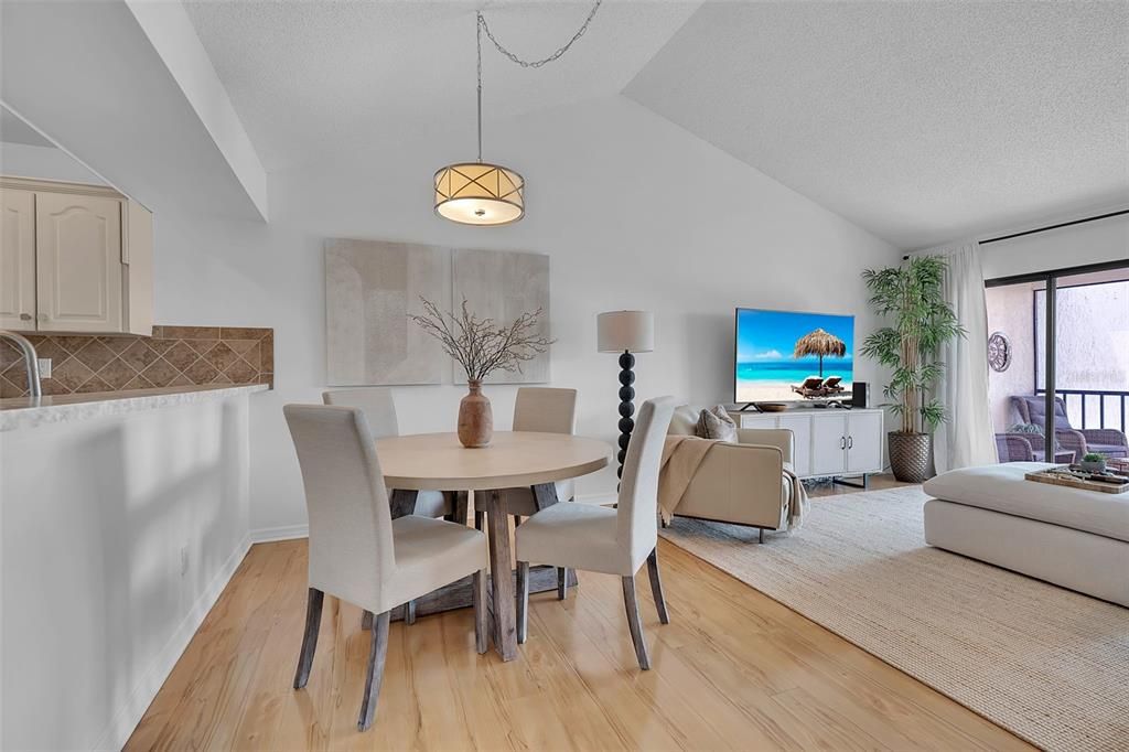 For Sale: $210,000 (1 beds, 1 baths, 763 Square Feet)
