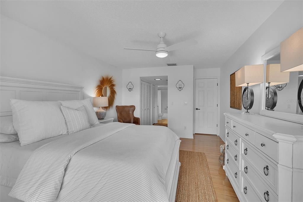 For Sale: $210,000 (1 beds, 1 baths, 763 Square Feet)