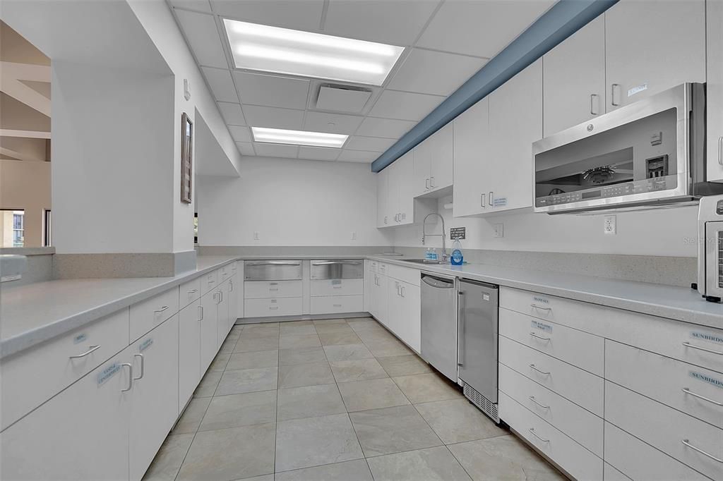 For Sale: $210,000 (1 beds, 1 baths, 763 Square Feet)