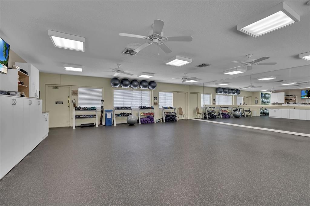 For Sale: $210,000 (1 beds, 1 baths, 763 Square Feet)