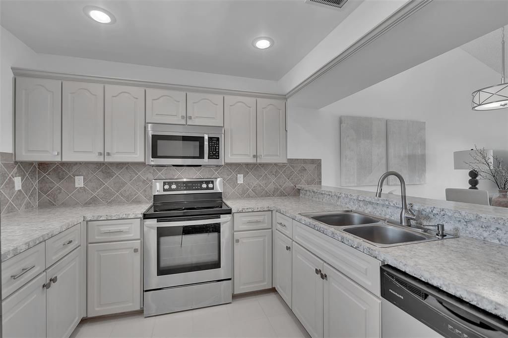 For Sale: $210,000 (1 beds, 1 baths, 763 Square Feet)