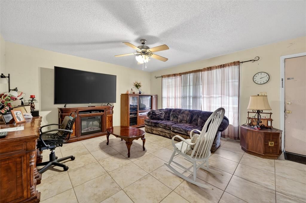 For Sale: $260,000 (3 beds, 1 baths, 1250 Square Feet)