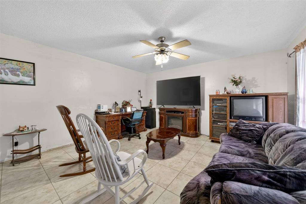 For Sale: $260,000 (3 beds, 1 baths, 1250 Square Feet)