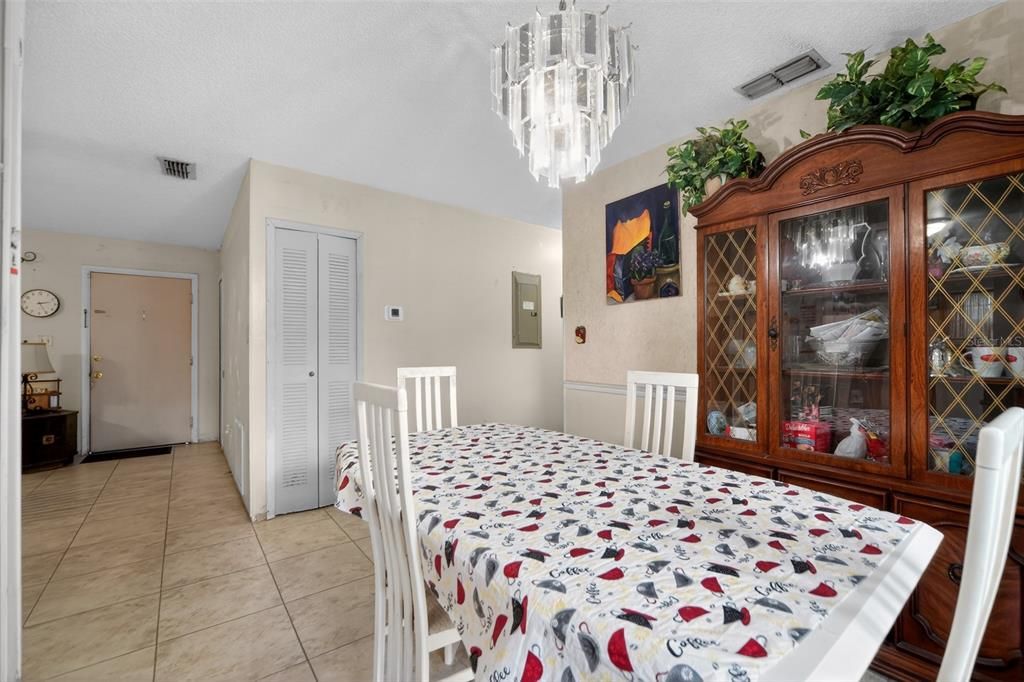 For Sale: $260,000 (3 beds, 1 baths, 1250 Square Feet)