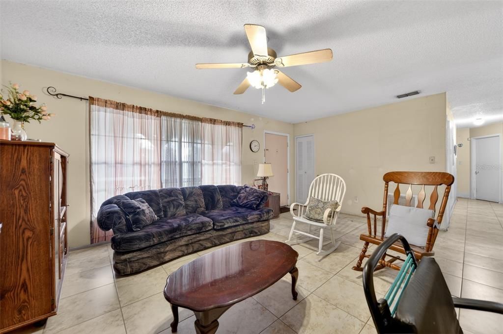 For Sale: $260,000 (3 beds, 1 baths, 1250 Square Feet)