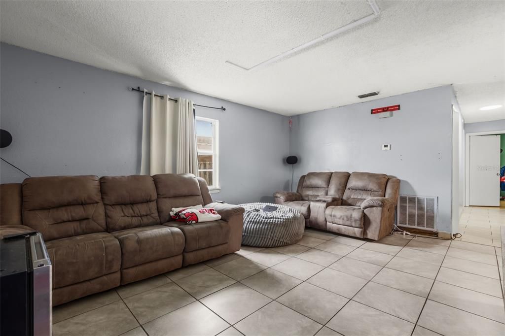 For Sale: $205,000 (3 beds, 1 baths, 1100 Square Feet)
