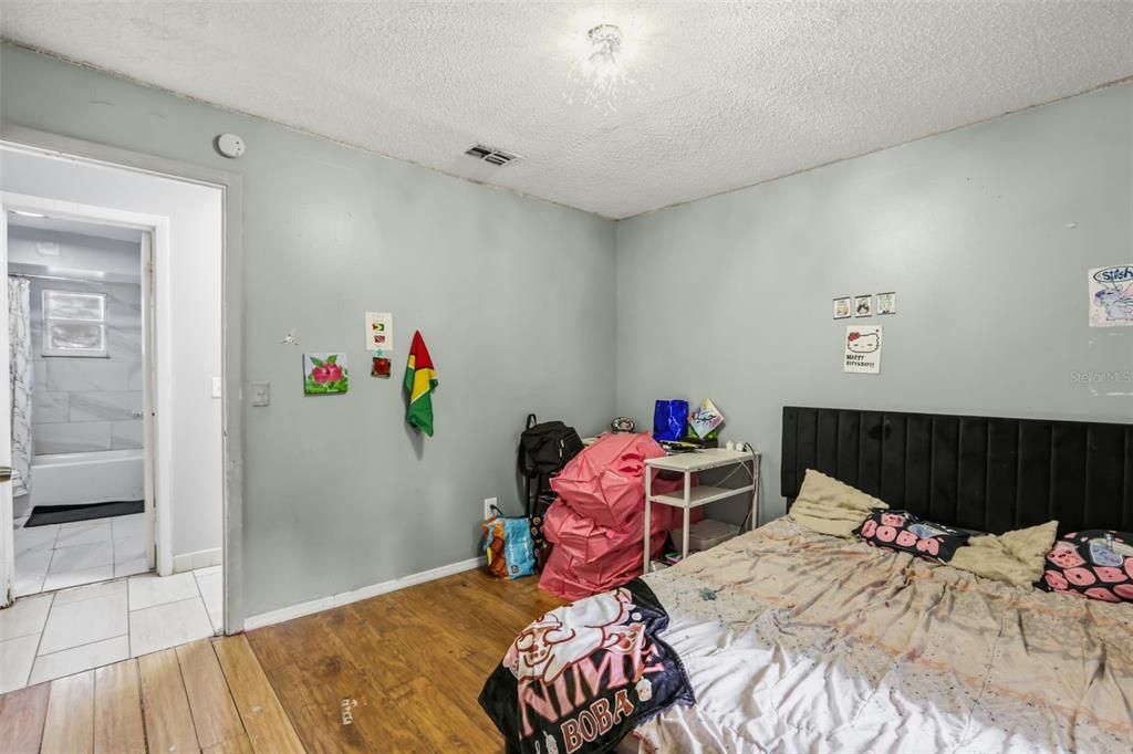 For Sale: $205,000 (3 beds, 1 baths, 1100 Square Feet)