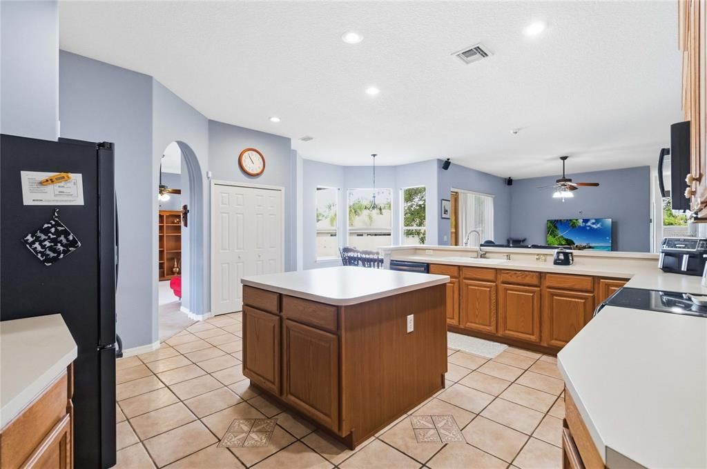 For Sale: $600,000 (4 beds, 3 baths, 2967 Square Feet)