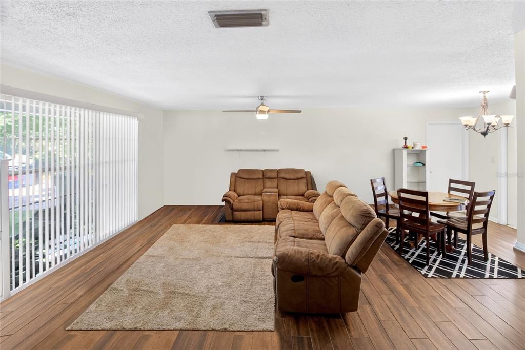 En Venta: $365,000 (3 camas, 2 baños, 1316 Pies cuadrados)