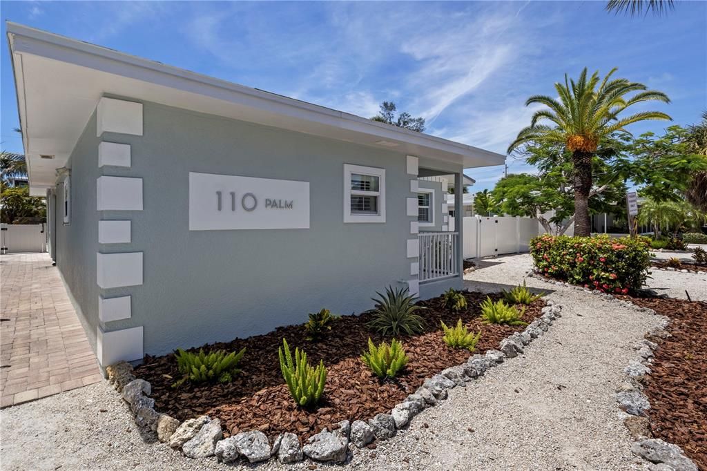For Sale: $2,495,000 (4 beds, 3 baths, 1640 Square Feet)