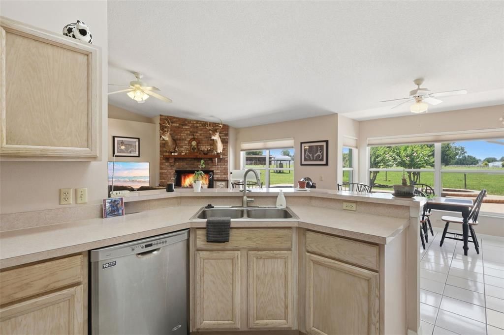 For Sale: $779,000 (2 beds, 2 baths, 1490 Square Feet)