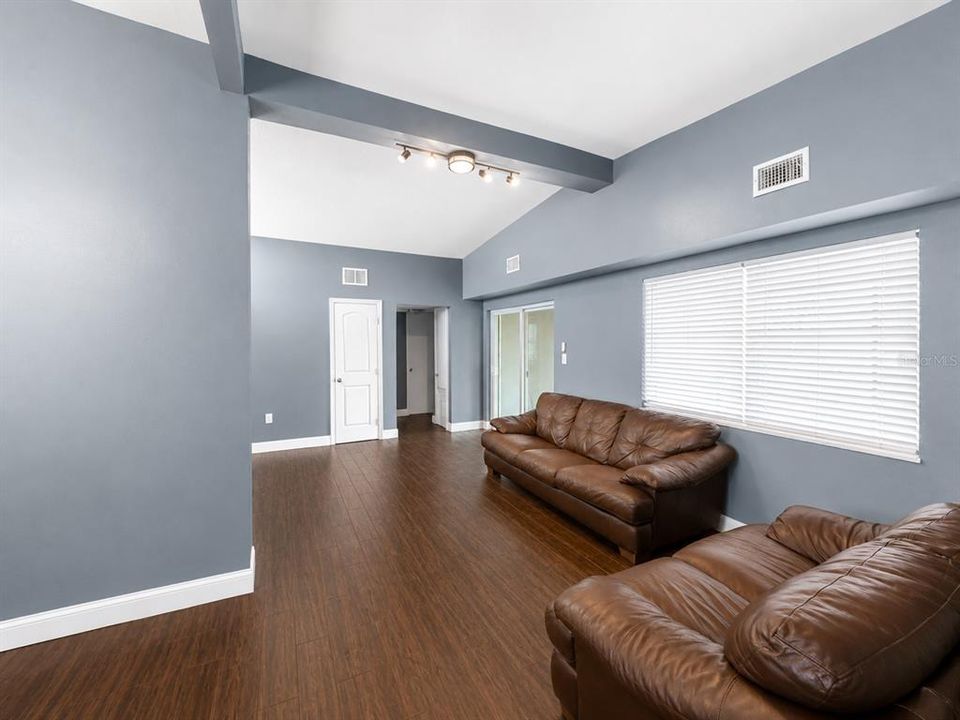 For Sale: $189,900 (3 beds, 1 baths, 1065 Square Feet)