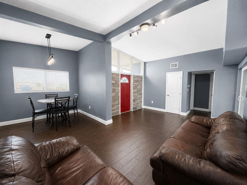For Sale: $189,900 (3 beds, 1 baths, 1065 Square Feet)