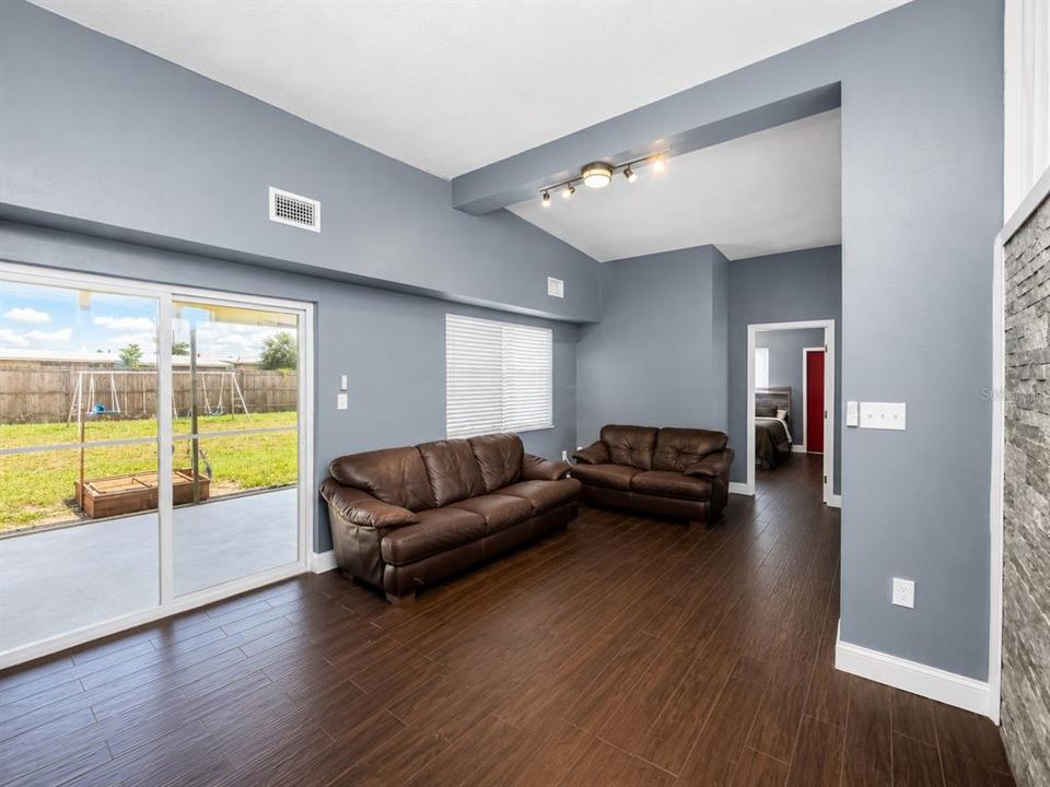 For Sale: $189,900 (3 beds, 1 baths, 1065 Square Feet)
