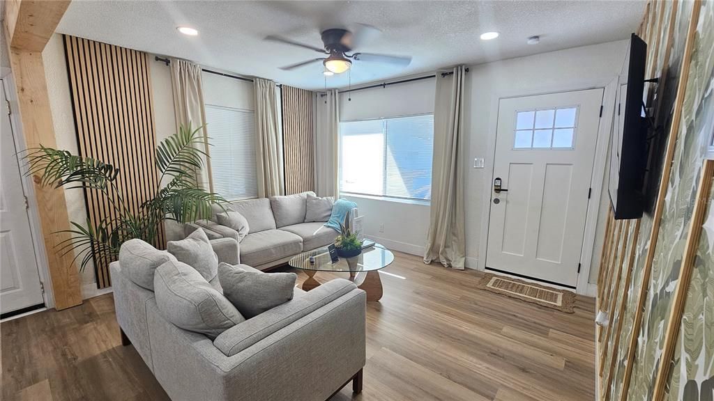 For Sale: $395,000 (2 beds, 2 baths, 970 Square Feet)