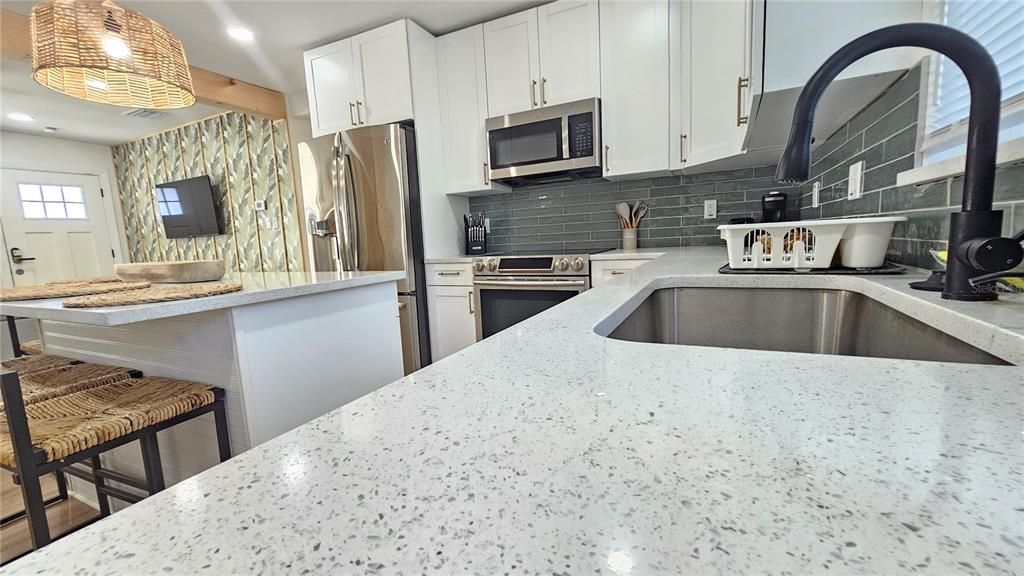 For Sale: $395,000 (2 beds, 2 baths, 970 Square Feet)