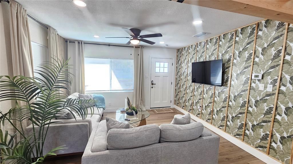 For Sale: $395,000 (2 beds, 2 baths, 970 Square Feet)