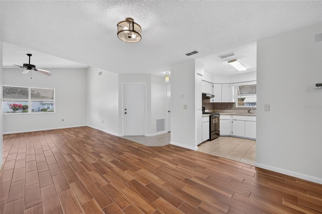 For Sale: $185,000 (2 beds, 2 baths, 1200 Square Feet)
