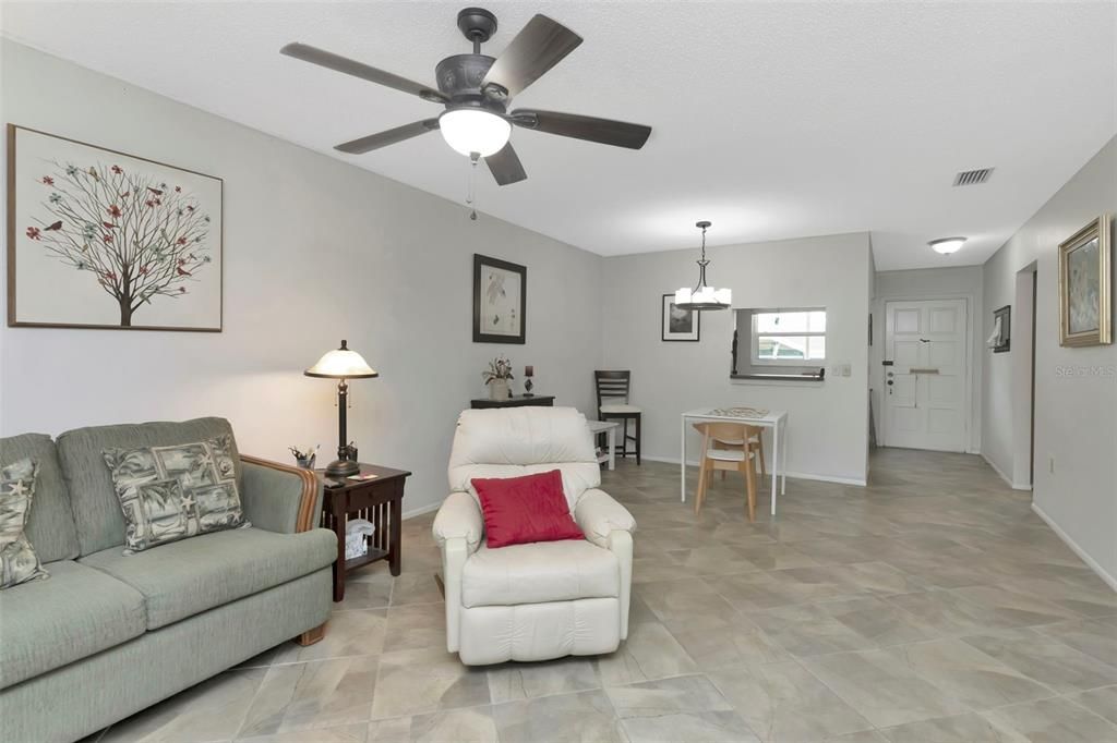 For Sale: $160,000 (2 beds, 2 baths, 1006 Square Feet)