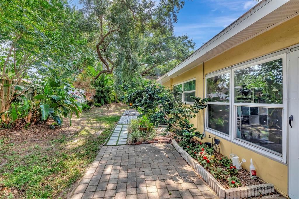 For Sale: $160,000 (2 beds, 2 baths, 1006 Square Feet)