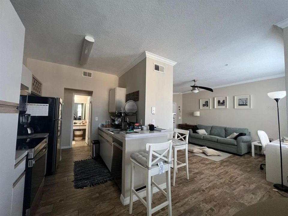 For Sale: $210,000 (1 beds, 1 baths, 854 Square Feet)