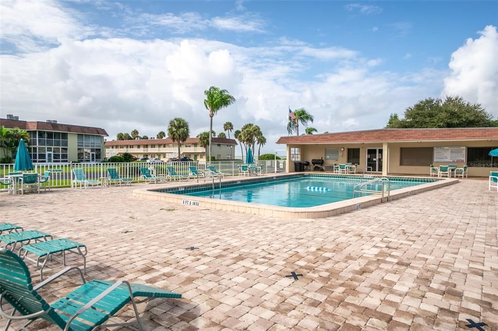 For Sale: $165,000 (1 beds, 1 baths, 737 Square Feet)