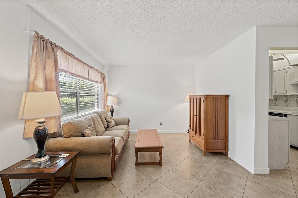 For Sale: $165,000 (1 beds, 1 baths, 737 Square Feet)