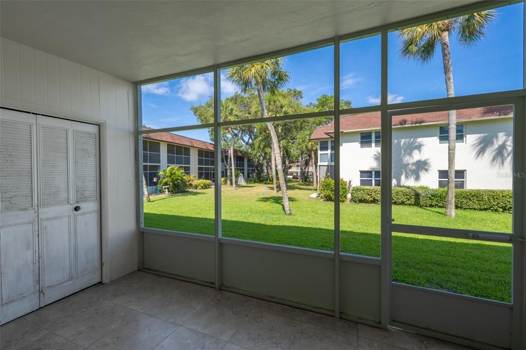 For Sale: $165,000 (1 beds, 1 baths, 737 Square Feet)