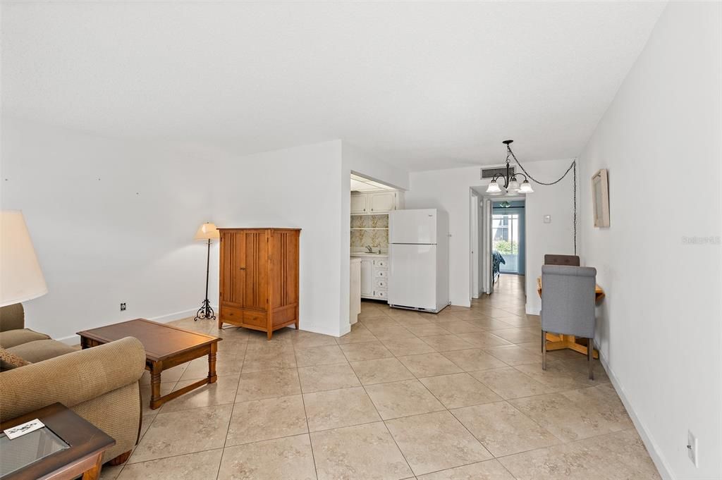 For Sale: $165,000 (1 beds, 1 baths, 737 Square Feet)