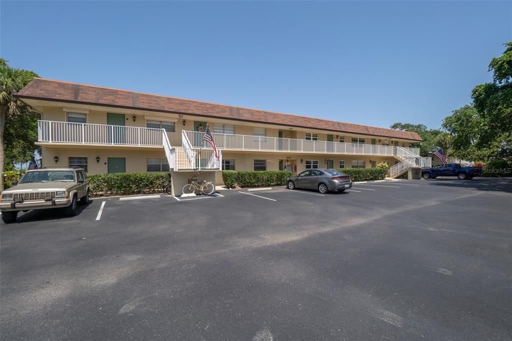 For Sale: $165,000 (1 beds, 1 baths, 737 Square Feet)