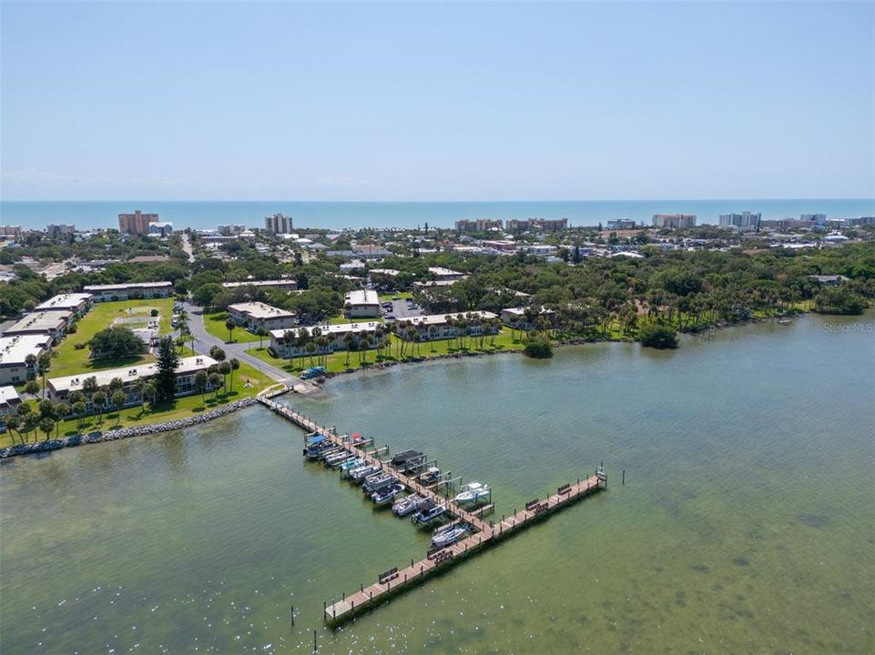 For Sale: $165,000 (1 beds, 1 baths, 737 Square Feet)