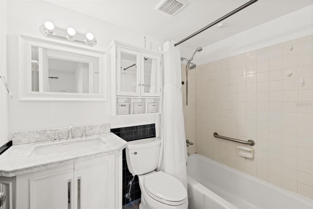 For Sale: $165,000 (1 beds, 1 baths, 737 Square Feet)